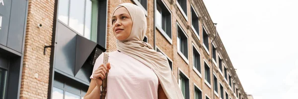 Mellanösternkvinna Hijab Stående Med Väska Stadens Gata — Stockfoto