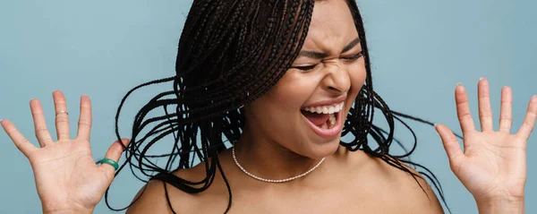 Muotokuva Hymyilevä Nuori Afrikkalainen Nainen Rastat Seisoo Sininen Seinä Tausta — kuvapankkivalokuva