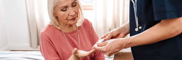 Женщина Врач Измеряет Уровень Глюкозы Крови Своему Пожилому Пациенту Светлой — стоковое фото