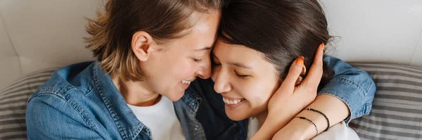 Retrato Casal Lésbico Feliz Meninas Abraçando Cama — Fotografia de Stock