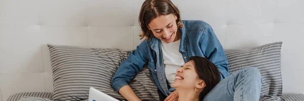 Cuplu Lesbian Râzând Laptopul Care Uită Unul Celălalt Timp Află — Fotografie, imagine de stoc