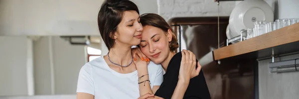 Pozytywna Para Lesbijek Przytula Się Pochyla Ramieniu Stojąc Jasnej Kuchni — Zdjęcie stockowe