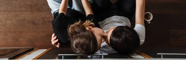 レズビアンのカップルの女の子が床に座っている間キスしたり セルフィーの写真を作ったりする見通し — ストック写真