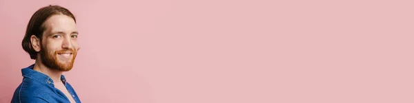Молодий Імбирний Чоловік Бородою Посміхається Дивиться Камеру Ізольовано Рожевому Фоні — стокове фото