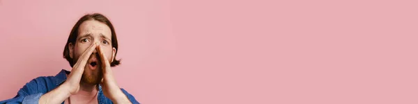 Fiatal Gyömbér Férfi Szakáll Gesztikuláló Sikoltozó Kamera Elszigetelt Rózsaszín Háttér — Stock Fotó