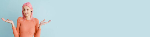 Молодая белая женщина с розовыми волосами проведение копирайта изолированы на синем фоне