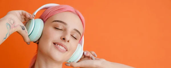 Mujer Blanca Joven Con Pelo Rosa Escuchando Música Con Auriculares — Foto de Stock