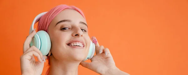 Junge Weiße Frau Mit Rosafarbenen Haaren Hört Musik Mit Kopfhörern — Stockfoto