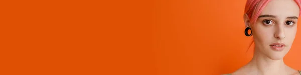 Nuori Valkoinen Nainen Vaaleanpunaiset Hiukset Poseeraa Katselee Kameran Eristetty Oranssi — kuvapankkivalokuva