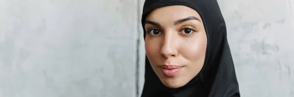 Молодая Мусульманка Хиджабе Позирует Смотрит Камеру Помещении — стоковое фото