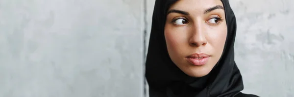 Молодая Мусульманка Хиджабе Позирует Смотрит Сторону Помещении — стоковое фото