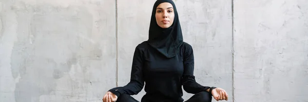 Mladá Muslimka Žena Hidžábu Medituje Zatímco Sedí Fitness Podložce Uvnitř — Stock fotografie