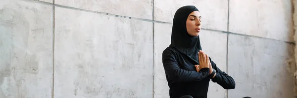 Ung Muslimsk Kvinna Hijab Mediterar Sittande Träningsmatta Inomhus — Stockfoto
