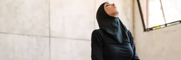 Ung Muslimsk Kvinna Hijab Som Motionerar Yogautövandet Inomhus — Stockfoto