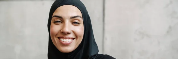 Młoda Muzułmanka Hidżabie Uśmiechnięta Patrząca Kamerę Wewnątrz — Zdjęcie stockowe