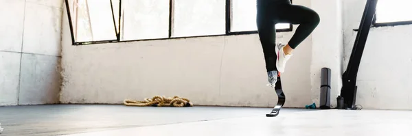 Ung Kvinne Med Protese Som Gjør Trening Yogatrening Innendørs – stockfoto