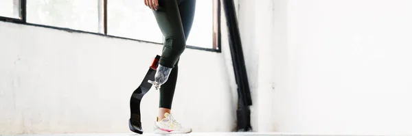 Młoda Kobieta Protezą Stojąca Podczas Treningu Pomieszczeniu — Zdjęcie stockowe