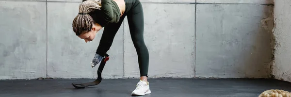 屋内ヨガの練習中に運動をする義肢のある若い女性 — ストック写真