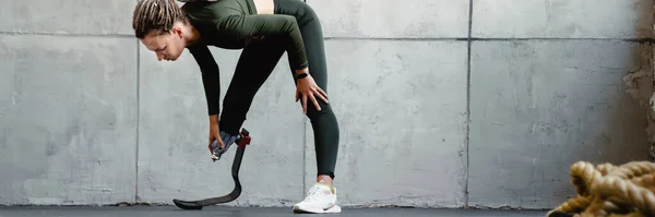 Wanita Muda Dengan Prosthesis Melakukan Latihan Selama Latihan Yoga Dalam — Stok Foto