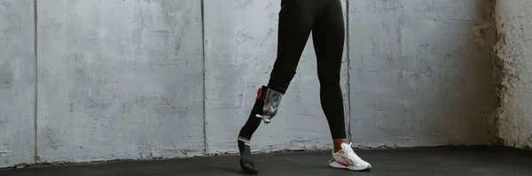 Giovane Sportiva Con Protesi Utilizzando Smartwatch Durante Allenamento Casa — Foto Stock