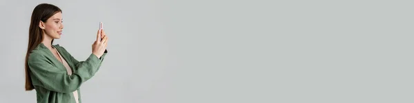 Счастливая Кавказская Девушка Улыбается Делает Фото Мобильном Телефоне Изолированы Белом — стоковое фото