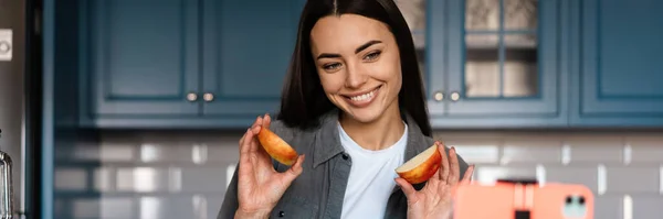 Usmívající Žena Selfie Záběry Jablkem Mobilu Doma Kuchyně — Stock fotografie