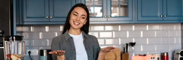 Sorrindo Mulher Segurando Copyspace Tirar Imagens Selfie Celular Casa Cozinha — Fotografia de Stock