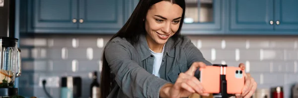 Uśmiechnięta Kobieta Robi Selfie Komórce Podczas Robienia Koktajlu Domowej Kuchni — Zdjęcie stockowe