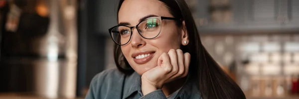 Hvit Smilende Kvinne Briller Som Jobber Med Laptop Kjøkkenet – stockfoto
