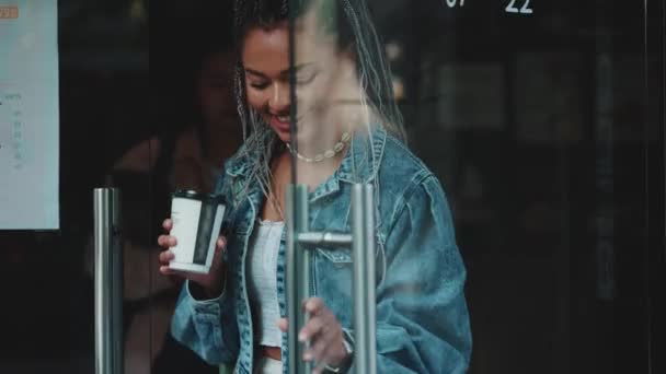 Munter Multikulturelle Kvindelige Venner Taler Mens Forlader Kaffebar Med Kaffe – Stock-video