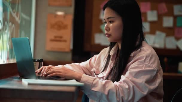 Ernst Brünette Asiatisch Frau Working Auf Laptop Cafe — Stockvideo