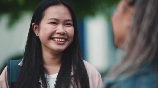 Veselá Asijská Brunetka Žena Mluví Svým Přítelem Ulici Létě — Stock video