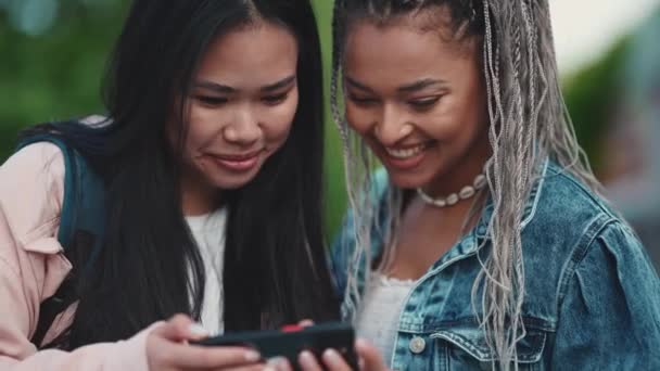 Piękne Wielokulturowe Przyjaciółki Patrząc Telefon Komórkowy Ulicy Okresie Letnim — Wideo stockowe