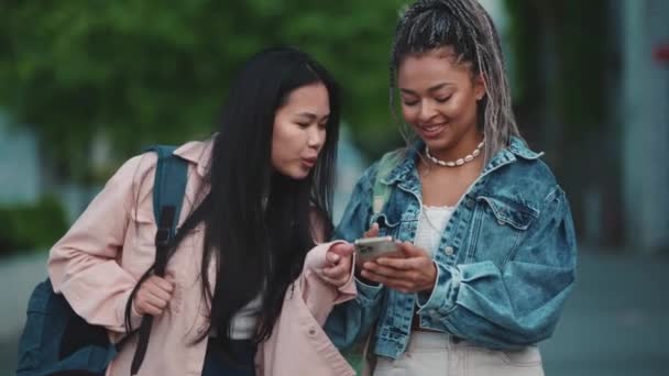Komik Çok Kültürlü Bayan Arkadaşlar Cep Telefonunda Mesajlaşıyorlar Yazın Sokaklarda — Stok video