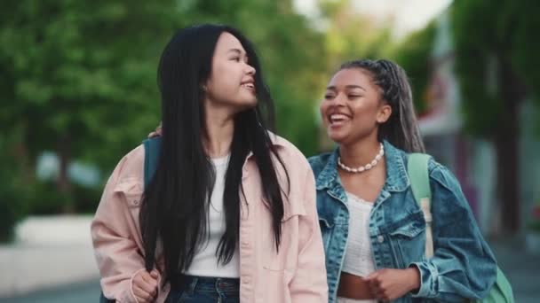 笑顔のアフリカの女性は夏の路上で彼女のアジアの友人に会う — ストック動画