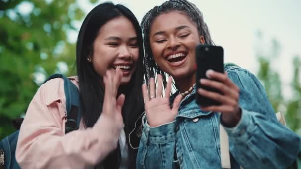 Gelukkige Multiculturele Vrouwelijke Vrienden Praten Video Bellen Mobiele Telefoon Straat — Stockvideo