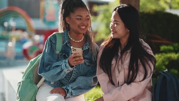 Sonnige Multikulturelle Freundinnen Die Sommer Aufs Handy Schauen Und Auf — Stockvideo