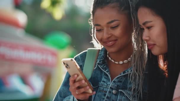 Vidám Multinacionális Nők Nézik Mobiltelefonokat Beszélnek Utcán Nyáron — Stock videók