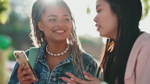 Boldog Multinacionális Női Barátok Nézi Mobiltelefon Beszél Utcán Nyáron — Stock videók