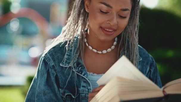 Smiling African Woman Pigtails Her Head Reading Book Park Summertime — Stock Video