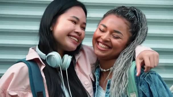 かわいい多国籍女性の友人が夏の街で抱擁 — ストック動画