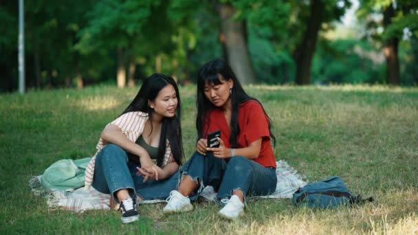 Dvě Hezké Asijské Ženy Při Pohledu Mobilní Telefon Mluvení Zatímco — Stock video