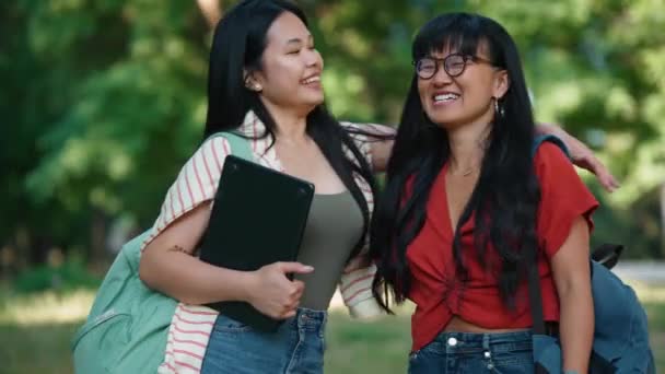 Joyeux Asiatique Femmes Étudiants Câlins Regarder Caméra Extérieur Été — Video