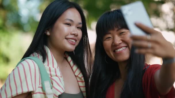 Dos Mujeres Asiáticas Felices Tomando Foto Selfie Cámara Teléfono Celular — Vídeo de stock