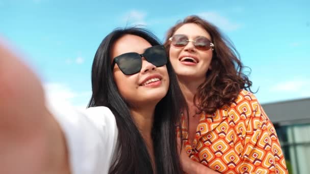 Ładne Wielokulturowe Kobiety Okularach Przeciwsłonecznych Robią Sobie Selfie Telefonem Górskim — Wideo stockowe