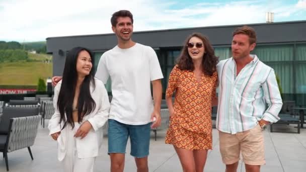Fröhliche Multikulturelle Freunde Unterhalten Sich Beim Sommerlichen Spaziergang Bergresort Auf — Stockvideo