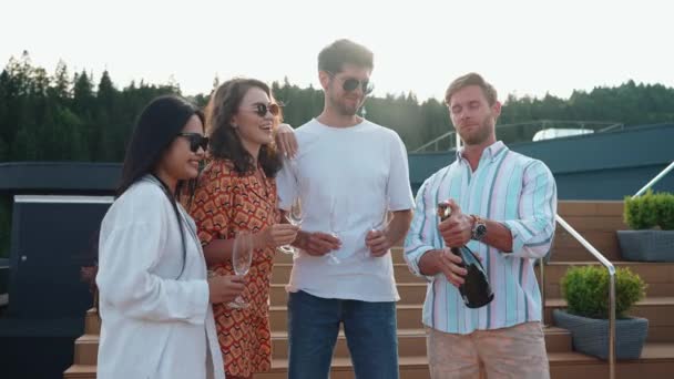 Fröhliche Multinationale Freunde Öffnen Sommer Flasche Champagner Restaurant Bergresort Auf — Stockvideo