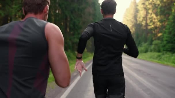 Vista Posterior Los Amigos Atleta Masculinos Corriendo Por Carretera Mañana — Vídeos de Stock