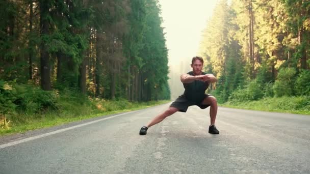 Krullend Harig Zelfverzekerde Blonde Atleet Doen Stretching Oefening Weg Voor — Stockvideo