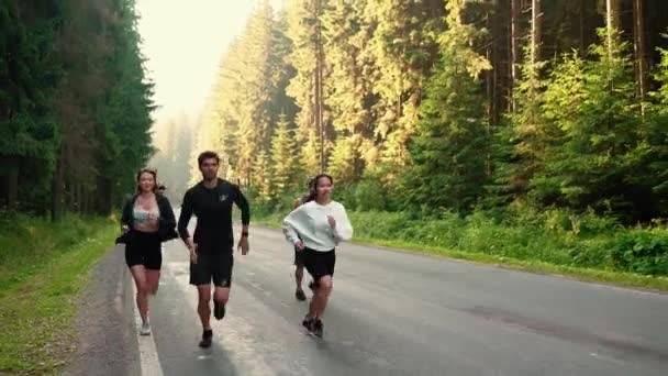 Hermosa Atleta Amigos Multiétnicos Corriendo Por Carretera Mañana Bosque — Vídeos de Stock